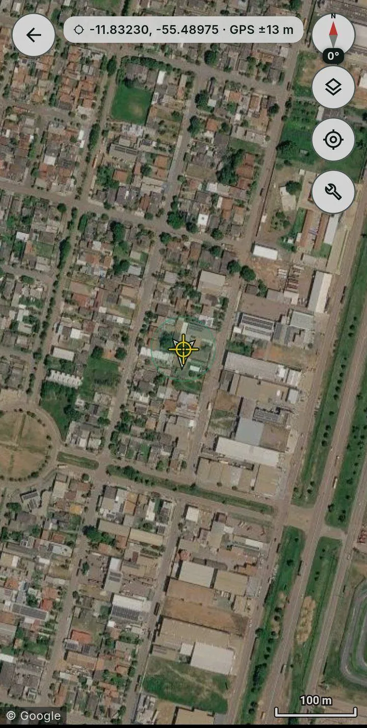 Tela do mapa do ForestMap com a coordenada e a exatidão do GPS no topo e os botões de camadas, centralizar e ferramentas na lateral